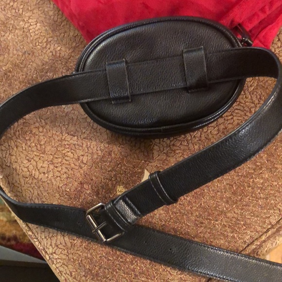 GUESS FAUX LEATHER FANNY PACK-New never used. - Picture 7 of 9